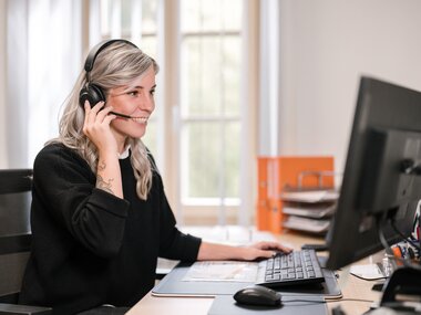Jobs Kundenservice telefonieren mit Headset | © Thomas Sattler Salzwelten Salzburg Kundenservice telefonieren Headset | © Thomas Sattler
