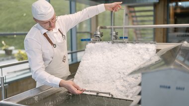 Salzwelten Salzburg Jobs Pfannmeister beim Salz schöpfen  | © Thomas Sattler