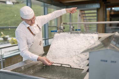 Salzwelten Salzburg Jobs Pfannmeister beim Salz schöpfen  | © Thomas Sattler