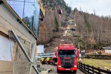 Salzwelten Hallstatt Neue Standseilbahn Anlieferung erste Streckenteile LKW   | © Salzwelten 