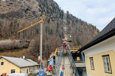 Salzwelten Hallstatt Neue Standseilbahn Sicht auf neue Bahnstrecke Talstation und Stütze Materialseilbahn  | © Salzwelten