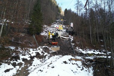 Salzwelten Hallstatt Neue Standseilbahn Strecke auf Berg Bagger  | © Salzwelten