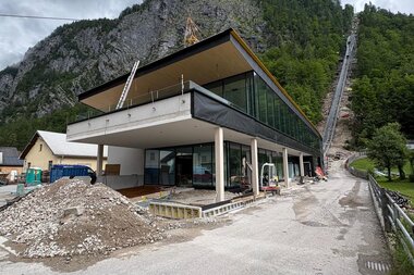Salzwelten Hallstatt Umbau Salzbergbahn Talstation von seitlich Fassade verputzt Dach  | © Salzwelten 