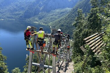 Salzwelten Hallstatt Umbau Salzbergbahn Stützen Personen Warnwesten & Helme Schienen werden montiert | © Salzwelten