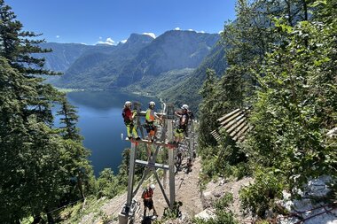 Salzwelten Hallstatt Umbau Salzbergbahn Stützen Personen Warnwesten & Helme Schienen werden montiert | © Salzwelten