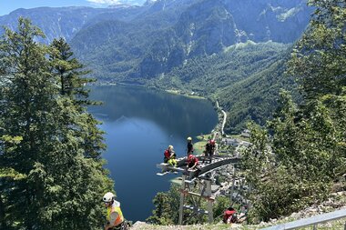 Salzwelten Hallstatt Umbau Salzbergbahn Schienenteil gebogen Montage Personen Warnweste & Helm  | © Salzwelten