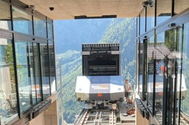 Salzwelten Hallstatt neue Salzbergbahn Fahrbetriebsmittel fährt erstes Mal in Bergstation  | © Salzwelten