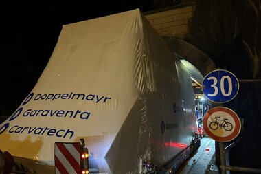 Salzwelten Hallstatt Fahrtbetriebsmittel auf LKW in Tunnel Seitenansicht Millimeterarbeit  | © Salzwelten