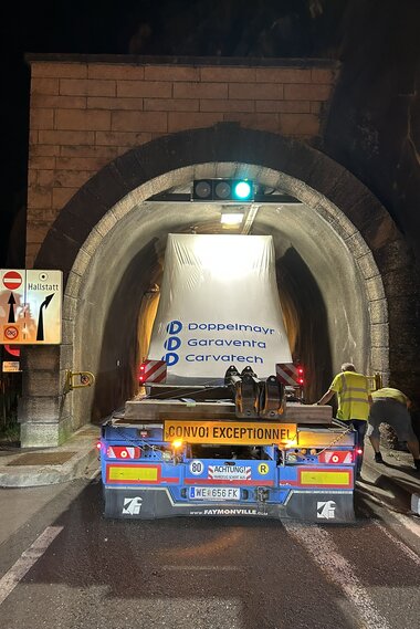 Salzwelten Hallstatt Fahrtbetriebsmittel auf LKW in Tunnel Frontalansicht Millimeterarbeit  | © Salzwelten 