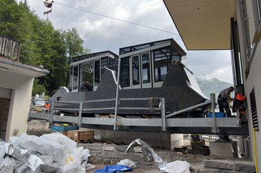 Salzwelten Hallstatt neue Standseilbahn ausgepacktes Fahrbetriebsmittel auf Schienen Talstation  | © Salzwelten 