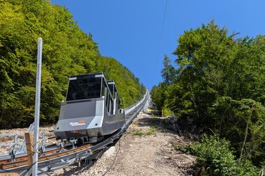 Salzwelten Hallstatt neue Standseilbahn Fahrbetriebsmittel fährt zum ersten mal auf den Schienen - Blickrichtung Berg  | © Salzwelten 