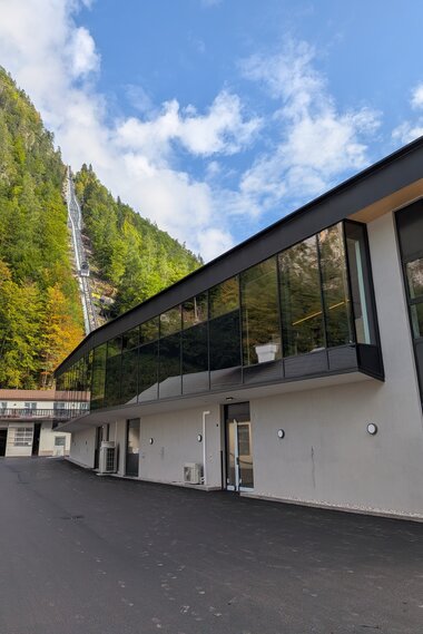 Salzwelten Hallstatt Neue Talstation hinten, Asphaltiert  | © Salzwelten 