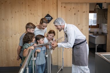 Familie beim Pfannmeister | © Bergauer Salzmanufaktur Schaumanufaktur Pfannmeister | © Bergauer