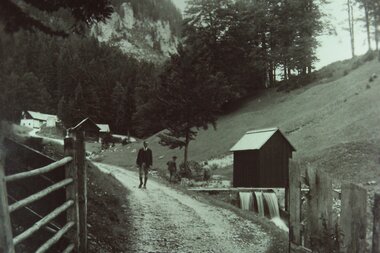 Salzwelten Altaussee Berg Weg ins Dorf Person | © Salinenarchiv 