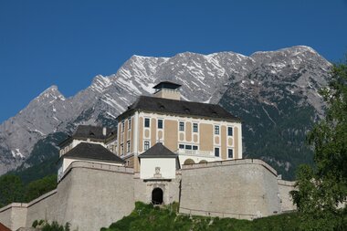 Schloss Trautenfels auf Hügel mit hinter liegender Berglandschaft  | © Schloss Trautenfels 