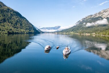 Drei Seen-Tour am Grundlsee Schiff See Berglandschaft | © Andreas Syen