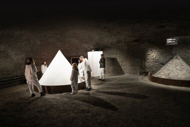 Salzwelten Salzburg Schaustelle Salzpyramiden mit Besucher | © Ostermann 