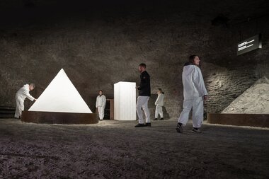 Salzwelten Salzburg Schaustelle Salzpyramiden mit Besucher  | © Ostermann 