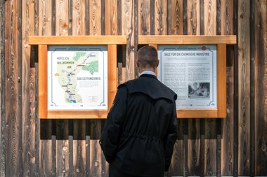 Bad Ischl Soleleitungsweg Mann vor den Schildern zum Soleleitungsweg | © ©Christoph Plamberger