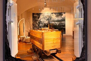 Salzwelten Salzburg Pop-up-Store Schaufester Beklebung Stollen mit Grubenhunt  | © Salzwelten