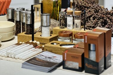Salzwelten Salzburg Pop-up-Store Innenraum Tisch mit SalzZart | © Christina Tassioglou