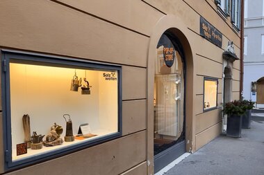 Salzwelten Pop-up-Store Fassade und Vitrinen  | © Christina Tassioglou