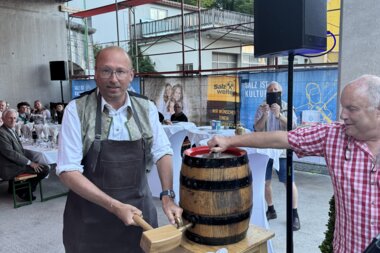 Salzwelten Hallstatt Letzte Fahrt Bieranstich von Mag. Reinhard Schwendtbauer (Aufsichtsratsvorsitzender Salinen Austria AG) | © Katharina Steiner 