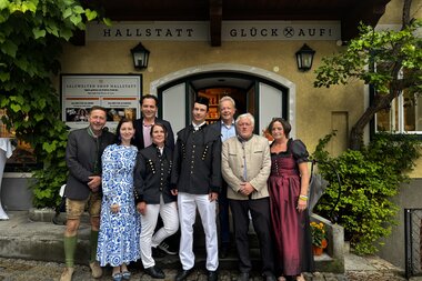 Salzwelten Hallstatt Shop Marktladen Pressefoto mit Personen (Personen werden unten von links nach rechts genannt)  | © Salzwelten 