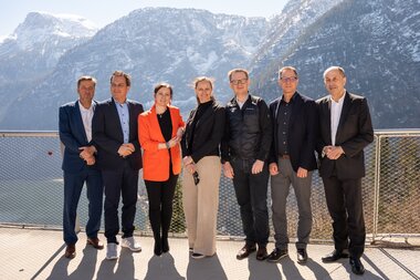 Salzwelten Hallstatt Pressekonferenz neue Standseilbahn Vortragende Hintergrund Aussicht  | © Thomas Sattler 