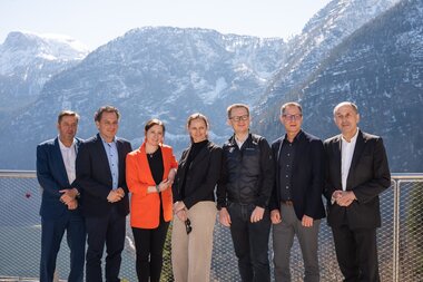 Salzwelten Hallstatt Pressekonferenz Neue Standseilbahn Vortragende mit Aussicht  | © Thomas Sattler 