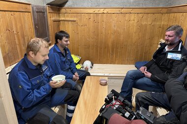 Salzwelten Altaussee Inneres Hütte Stolleneingang Bergmänner mit Teeschalten Interview | © Salzwelten / Salinen Austria 