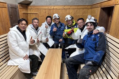 Salzwelten Altaussee Inneres Hütte Stolleneingang Japanisches Team Bergmänner Salinen Austria  | © Salinen Austria Steiner