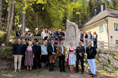 Salzwelten Altaussee Vernissage Barbaradenkmal bei Denkmal alle Beteiligten Personen rundum  | © ©Salzwelten Grögler 