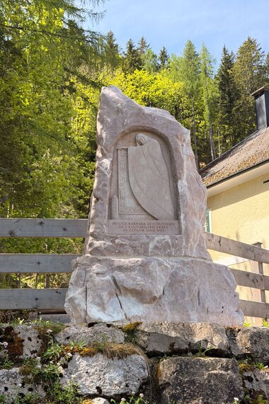 Salzwelten Altaussee Einweihnugn Barbaradenkmal - Barbaradenkmal aus Stein restauriert von der HTBLA Hallstatt, Schützende Hand über einem Kunstwerk  | © ©Salzwelten Grögler 