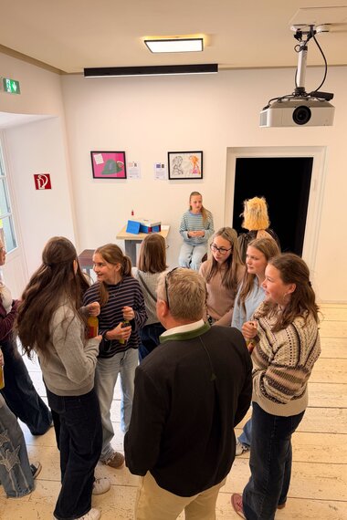Salzwelten Altaussee Ausstellung Steinberghaus erster Stock Schüler*innen im Zentrum der Ausstellung  | © ©Salzwelten Grögler 
