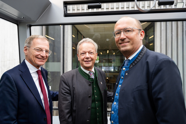 Eröffnung Salzbergbahn Salzwelten Hallstatt Pressefoto im Fahrbetriebsmittel der neuen Standseilbahn (Thomas Stelzer, Alexander Scheutz, Reinhard Schwendtbauer) | © ©Thomas Sattler