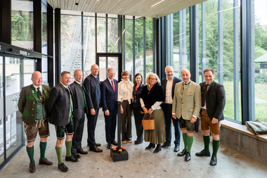 Eröffnung Salzbergbahn Salzwelten Hallstatt (Thomas Wolfsgruber, Kurt Thomanek, Alexander Scheutz, Reinhard Schwendtbauer, Thomas Stelzer, Astrid Steharnig-Staudinger (CEO Österreich Werbung), Barbara Winkelbauer, Barbara Winkelbauer, Ariane Herzog, Arno Inauen (GF Garaventa), Peter Untersperger, Torsten Pedit) | © ©Thomas Sattler