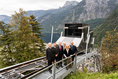 Eröffnung Salzbergbahn Salzwelten Hallstatt Hintergrund Fahrbetriebsmittel und umliegende Bergwelt mit Hallstätter See, 6 Personen (Alexander Scheutz, Kurt Thomanek, Thomas Stelzer, Ariane Herzog, Peter Untersperger, Reinhard Schwendtbauer) | © ©Thomas Sattler