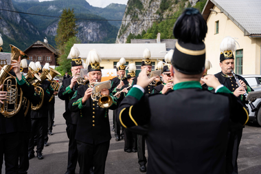 Eröffnung Salzbergbahn Salinen Musikkapelle Hallstatt Bergmannskittel, Kapellmeister von hinten, spielende Musikanten von vorne  | © ©Thomas Sattler