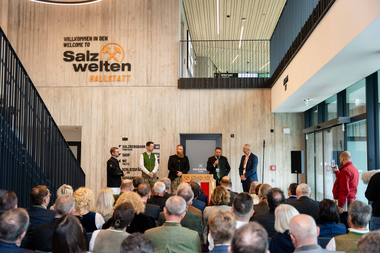 Eröffnung Salzbergbahn Salzwelten Hallstatt Ansprachen vor Reihen von Publikum, vier Personen auf Bühne  | © ©Thomas Sattler