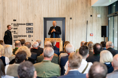 Eröffnung Salzbergbahn Salzwelten Hallstatt Ansprache Aufsichtsrat Vorsitzender Reinhard Schwendtbauer vor Reihen von Publikum  | © ©Thomas Sattler