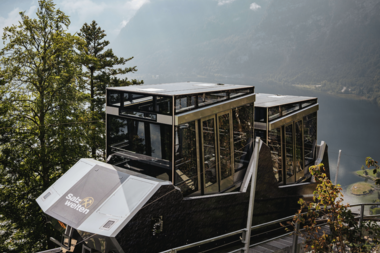 Salzwelten Hallstatt neue Standseilbahn mit Bergen im Hintergrund, Schienen Fahrbetriebsmittel, Bäume   | © ©Thomas Sattler