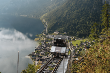 Salzwelten Hallstatt neue Standseilbahn mit See und Ort im Hintergrund unten, Schienen Fahrbetriebsmittel, Bäume   | © ©Thomas Sattler