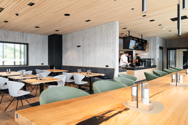 Salzwelten Hallstatt neue Bergstation inkl Gastronomie Innenbreich Tische aus Holz Sessel mit Stoffbezug  | © ©Thomas Sattler