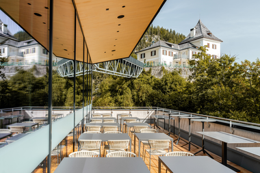 Salzwelten Hallstatt neue Bergstation inkl Gastronomie Außenbereich Terrasse im Hintergrund Rudolfsturm  | © ©Thomas Sattler 